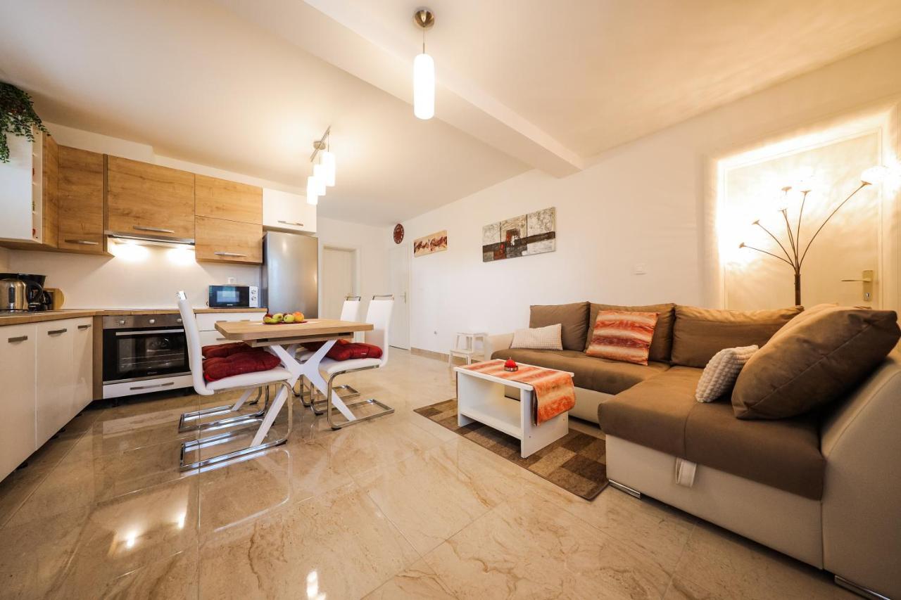 Apartmani Lelu Pridraga Exterior photo