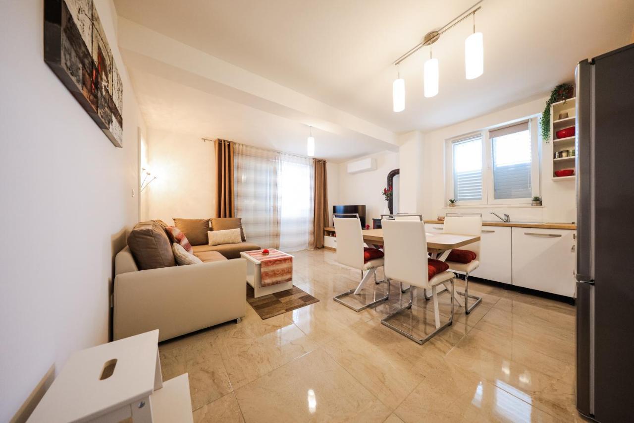 Apartmani Lelu Pridraga Exterior photo