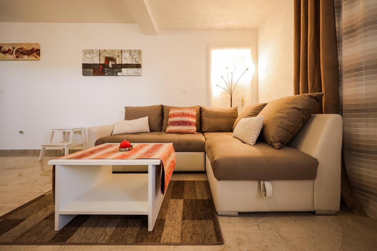 Apartmani Lelu Pridraga Exterior photo